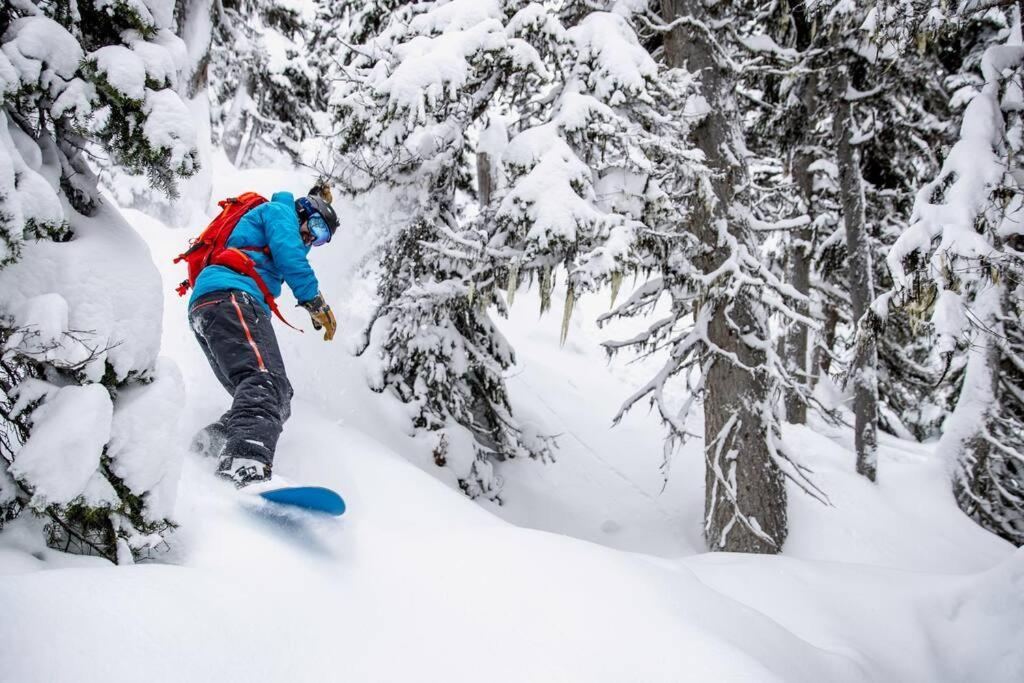 Ski In Ski Out With Huge Game Room And Hot Tub Fernie Exterior foto